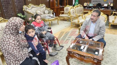 مساعدات مالية لأسرة تعول 3 أشقاء يعانون مرض ضمور العضلات 