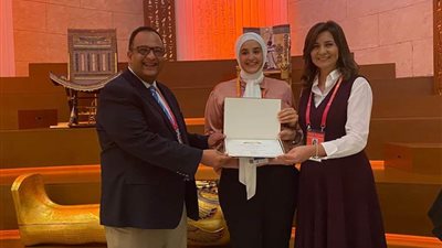 وزيرة الهجرة تكرم الشباب المنظم لجناح مصر بـ