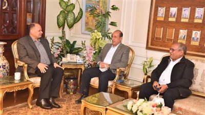 محافظ أسيوط يناقش الموقف التنفيذي لمشروعات 