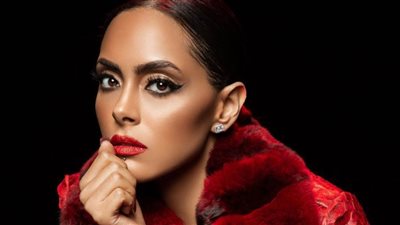 ممثلة سعودية ترد على انتقادات حلق رأسها تقليدًا لشيرين 