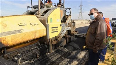 محافظ أسيوط يتفقد أعمال تطوير ورفع كفاءة ورصف طريق 