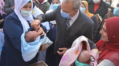 محافظ القليوبية يعطي تطعيمًا للأطفال خلال إطلاق الحملة القومية للتطعيم