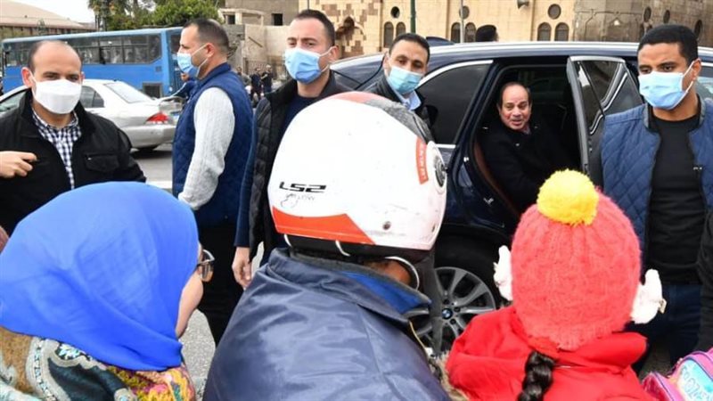 الرئيس يتبادل التحية