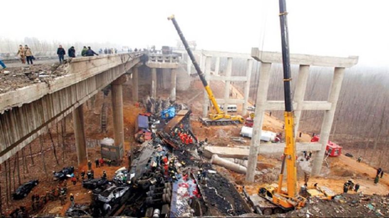 انهيار جسر وسط الصين