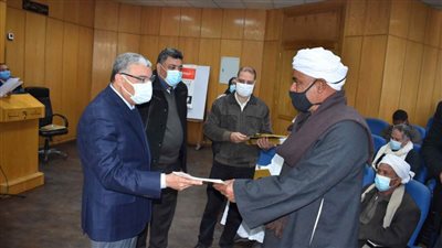 محافظ المنيا يسلم عقودا جديدة لـ 59 حالة زراعية 