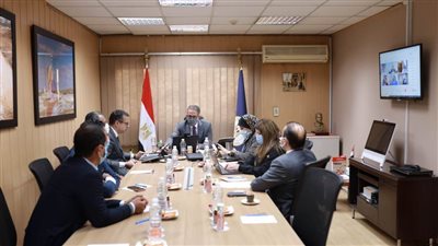 العناني يبحث مع البنك المركزي آليات التعاون والاستفادة من المبادرات