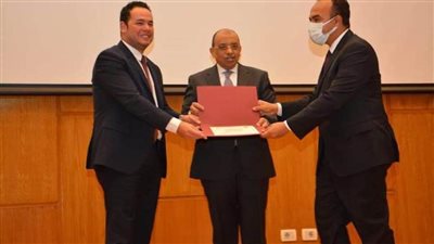 وزير التنمية المحلية يكرم محافظة المنيا لحصولها على المركز الثاني في محور نظم المعلومات