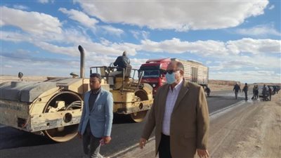 محافظ أسيوط يتفقد أعمال تطوير وإعادة رصف الطريق الصحراوي الغربي