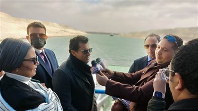 وزير الشباب والرياضة يستمع لمواهب 