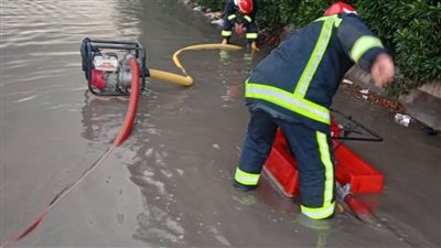 محافظ البحيرة يتابع أعمال رفع تراكمات المياه وجهود مكثفة لإدارة الأزمات بالمحافظة