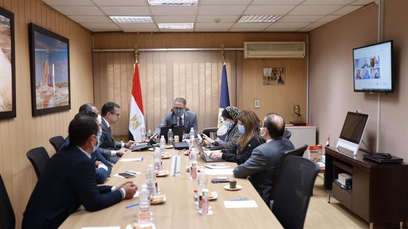 العناني يبحث مع البنك