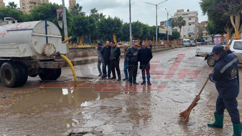 عمليات رفع مياه الأمطار