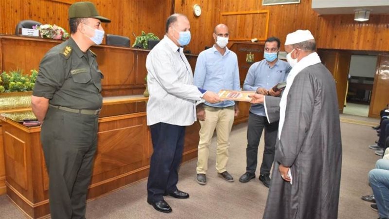 جانب من تسليم عقود