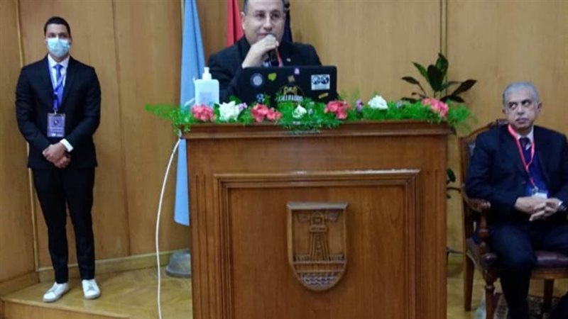 رئيس الجامعة خلال