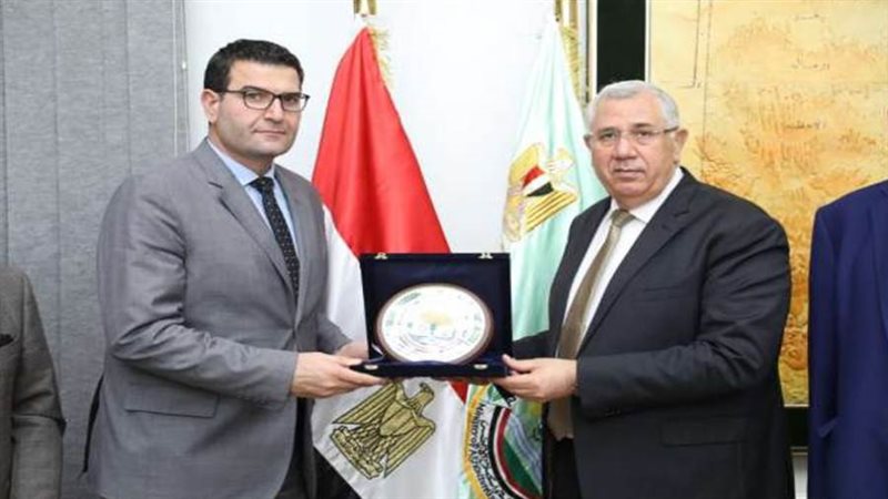 وزير الزراعة مع نظيره