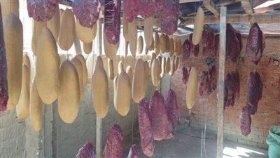 ضبط مصنع بسطرمة غير مرخص يستخدم لحومًا مجهولة المصدر