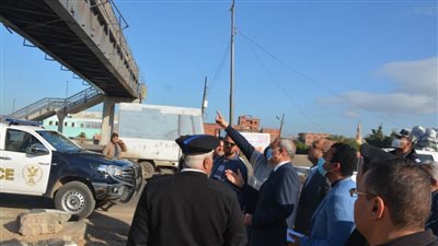 بعد اصطدام سيارة به.. إصلاح كوبرى مشاة ميت عاصم ببنها 