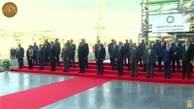 من أسيوط.. الرئيس السيسي يتوسط رجال الدولة في صورة تذكارية عقب افتتاح مجمع إنتاج البنزين