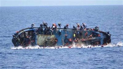 مصرع مهاجر وفقدان العشرات عقب غرق قارب قبالة السواحل اليونانية