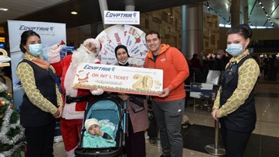 بالصور مصر للطيران تحتفل مع ركابها بالكريسماس بالهدايا والتذاكر المجانية 