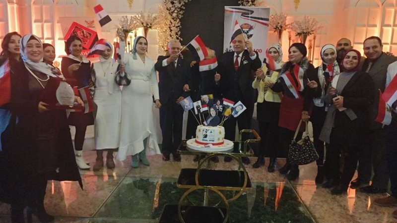 الحضور في مؤتمر 100