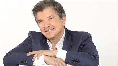 وليد توفيق يفاجئ جورج وسوف على المسرح ويحتفل بعيد ميلاده 