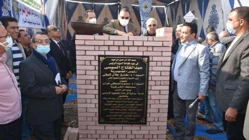 محافظ الشرقية يضع