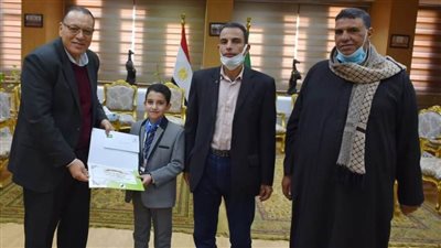 محافظ الشرقية يكرم الطفل المعجزة لحصوله على المركز الثاني في المسابقة العالمية لحفظ القرآن الكريم