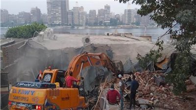رئيس حى جنوب الجيزة يتابع إزالة منشآت مخالفة تحجب رؤية النيل