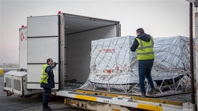 الصحة تستقبل 2.315 مليون جرعة من لقاح كورونا بمطار القاهرة