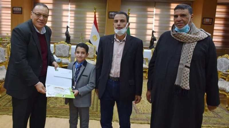 محافظ الشرقية يكرم