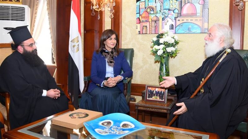 وزيرة الهجرة تبحث