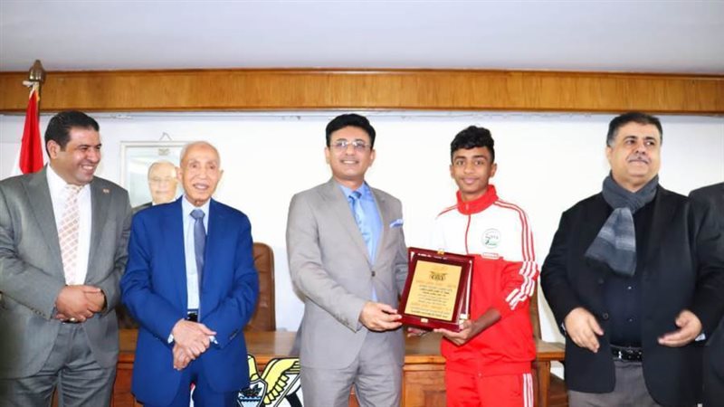 السفير اليمني يكرم