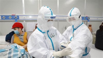 50 متخصصًا بالرعاية الصحية بفرنسا يطالبون باتخاذ إجراءات مشددة للحد من انتشار 