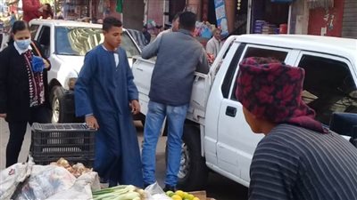 رفع وإزالة إشغالات الباعة الجائلين وتحرير محاضر للمخالفين بشوارع حي شرق أسيوط