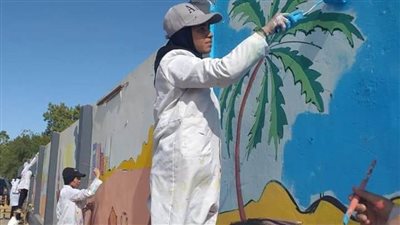 طالبات الثانوية الفنية يجملن الأسوار بالخارجة بجداريات ورسومات إبداعية في الوادي الجديد