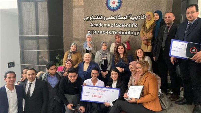 الطلاب الفائزون أمام