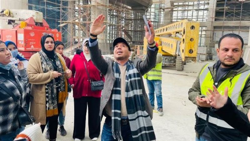 الطلاب يستمعون للشرح