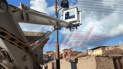استمرار صيانة كشافات وخطوط الإنارة العامة وأعمال الإنترلوك بكفر الشيخ