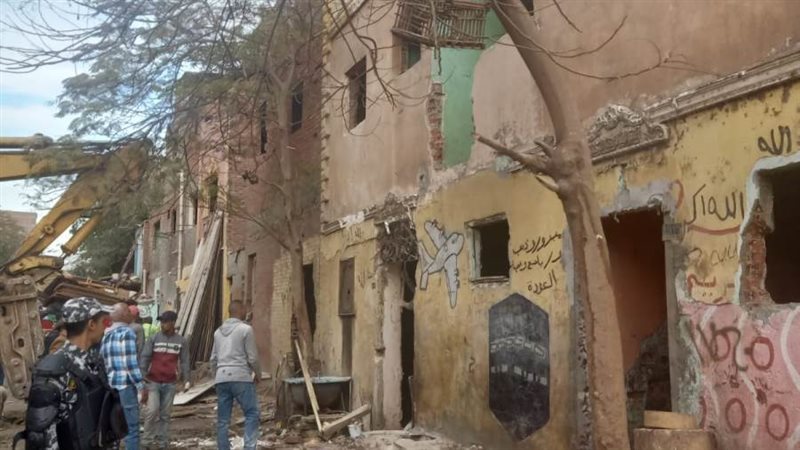 جانب من أعمال الإزالة