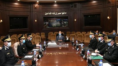 وزير الداخلية يوجه مساعديه برفع الحالة الأمنية للدرجة القصوى 
