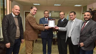 نائب رئيس جامعة أسيوط يتلقى درعاً للتكريم من رئيس جامعة سوهاج