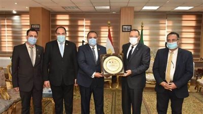 مجلس أمناء مؤسسة القادة يكرم محافظ الشرقية ويهديه درعًا تذكارية