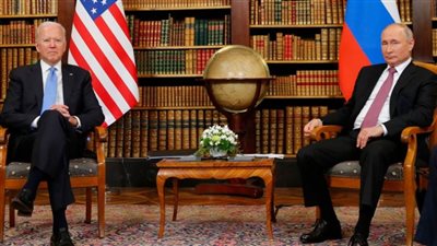 أول صورة لبايدن وهو يتحدث مع بوتين