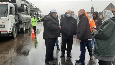 محافظ القاهرة والأجهزة التنفيذية في الشارع لشفط مياه الأمطار