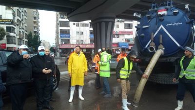 فتح بالوعات الأمطار بشوارع شرق القاهرة