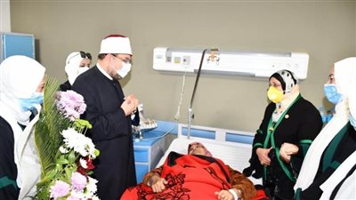 وزير الأوقاف يزور سيدة الشهامة المصرية 
