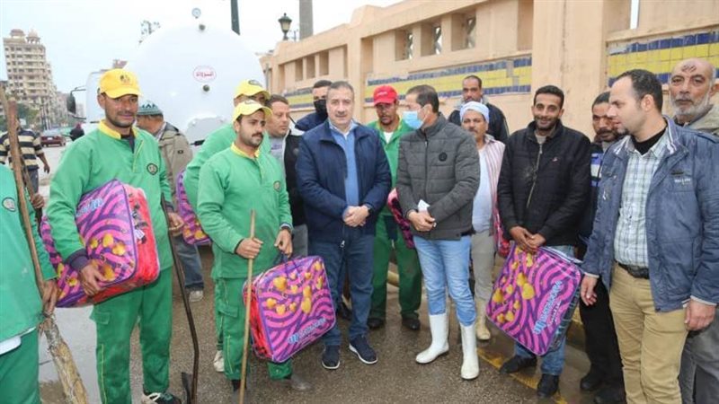 توزيع بطاطين علي