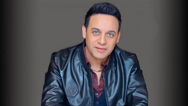 الفنان مصطفى قمر