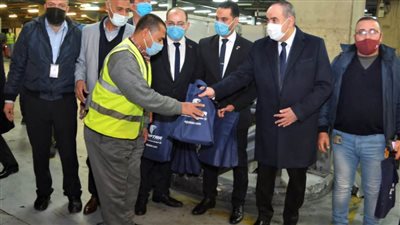 وزير الطيران يقوم بجولة بمطار القاهرة ويوزع الهدايا على العاملين 